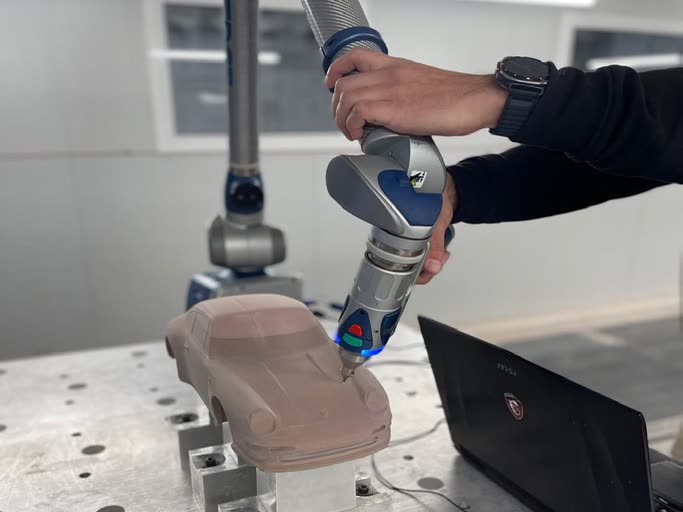 3D-Scan mit FARO-Messarm an einem Fahrzeugmodell bei Carbodynamic