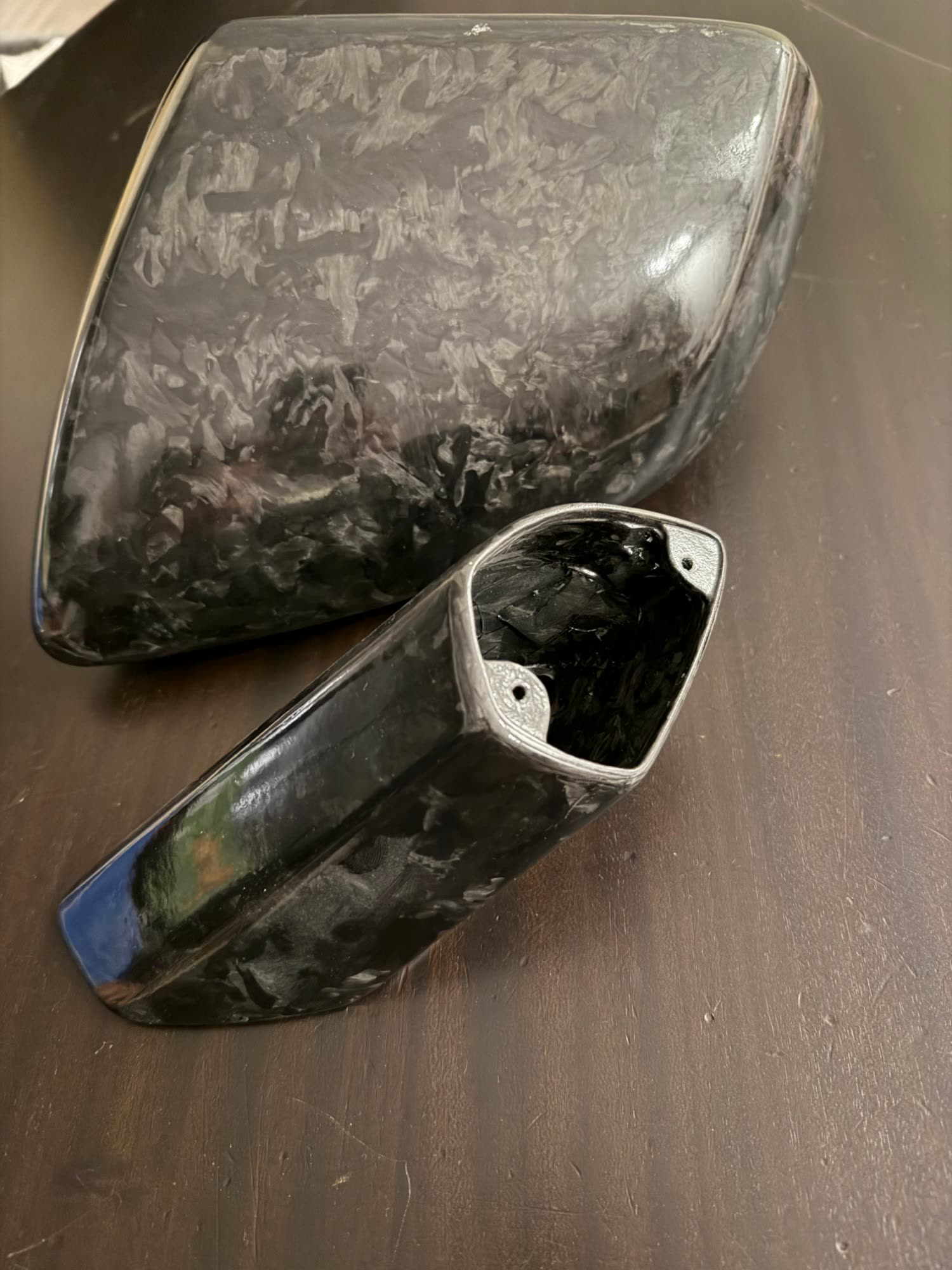 Coque et base du rétroviseur en carbone forgé