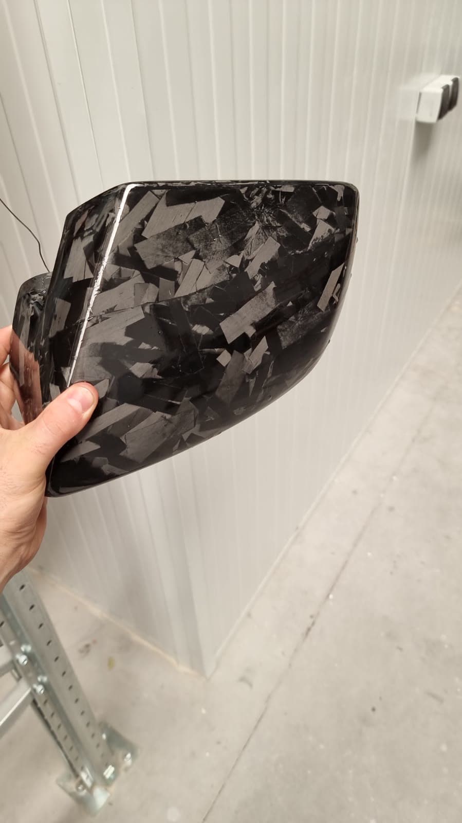 Coque en carbone forgé tenue en main