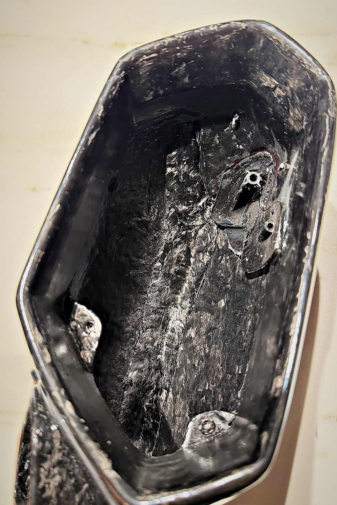 Intérieur de la coque en carbone forgé avec les points de fixation pour le montage sur la Lamborghini Huracán