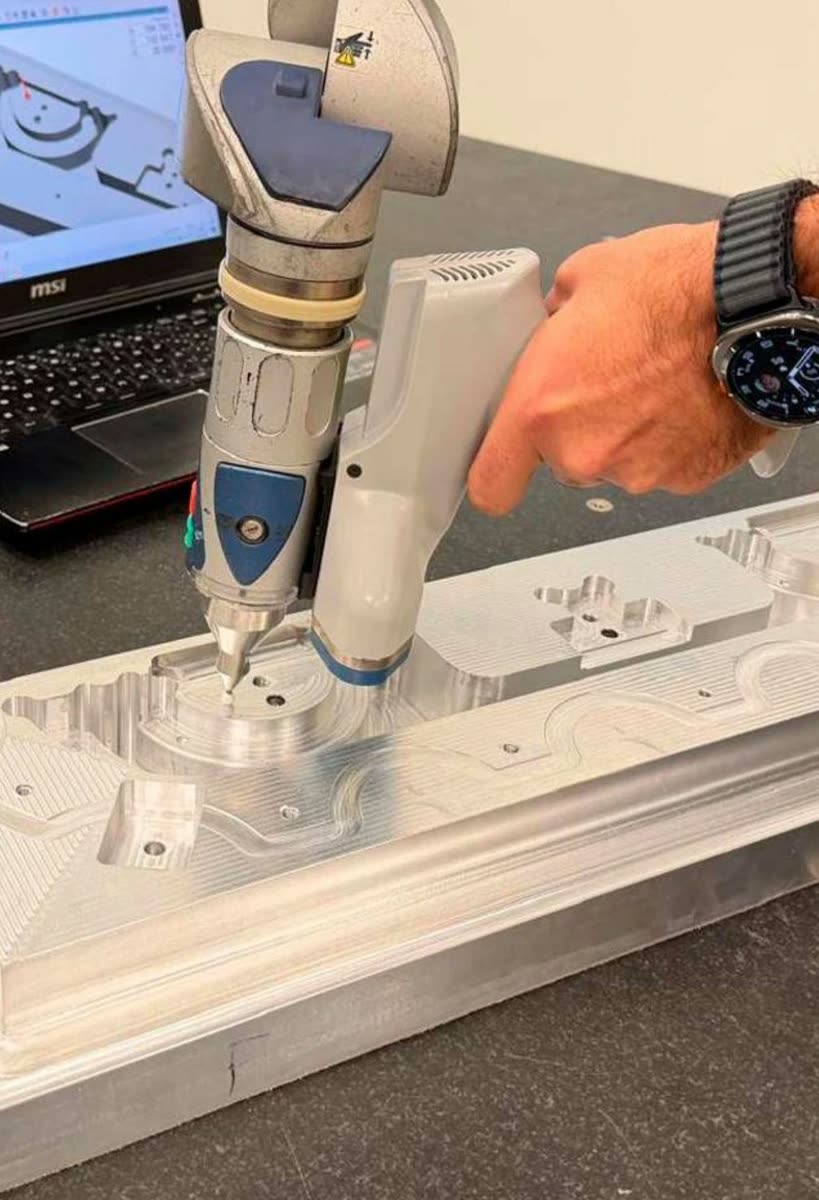 Maßprüfung eines CNC-bearbeiteten Bauteils