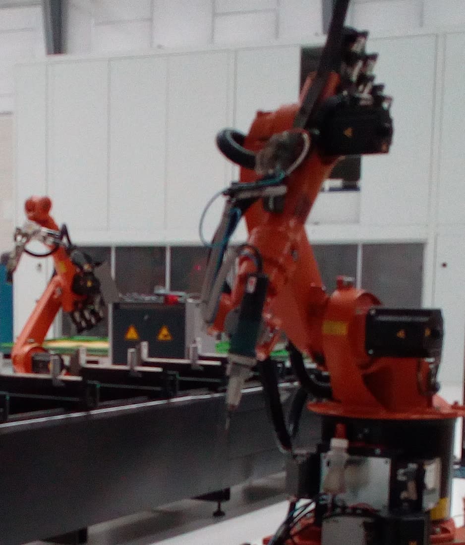 6-axis robots on a linear track